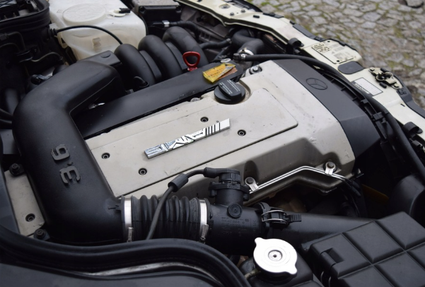 Mercedes W202 M104 C36 Engine Abdeckung AMG Logo Ivory Or schwarz HWA1041500375