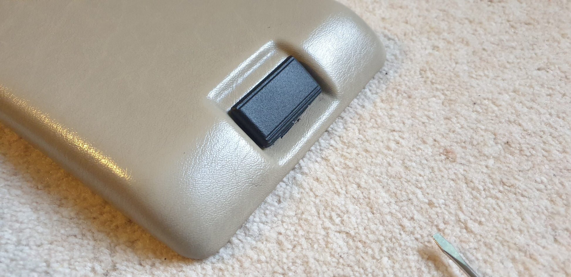 Mercedes R129 R129 Armrest Lid Latch Button A1296830155